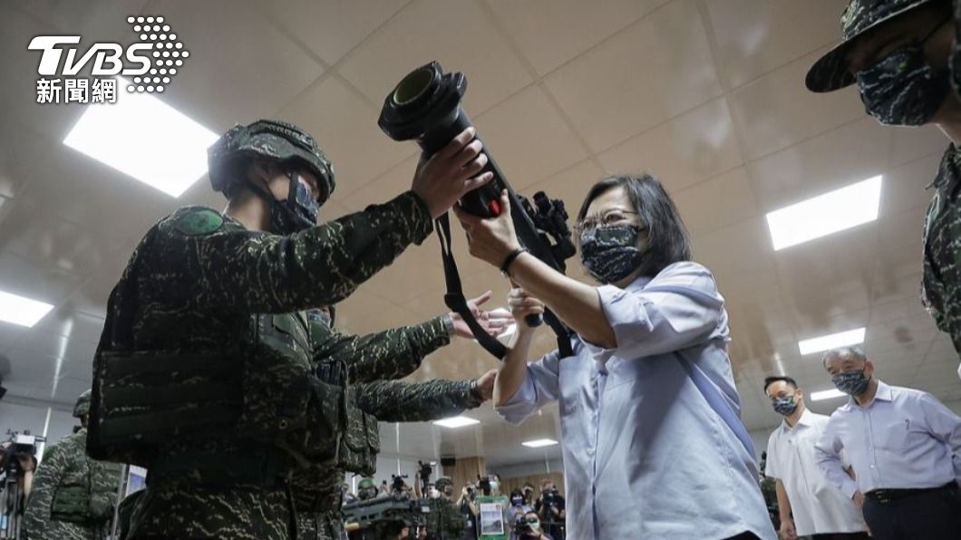總統蔡英文昨(2)日視導海軍陸戰隊六六旅,親自扛起國造「紅隼反裝甲火箭」嘗試操作。(圖/總統府提供)