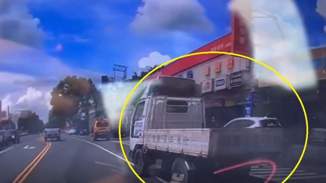 小貨車從右側插到轎車前方。(圖/吳先生提供)