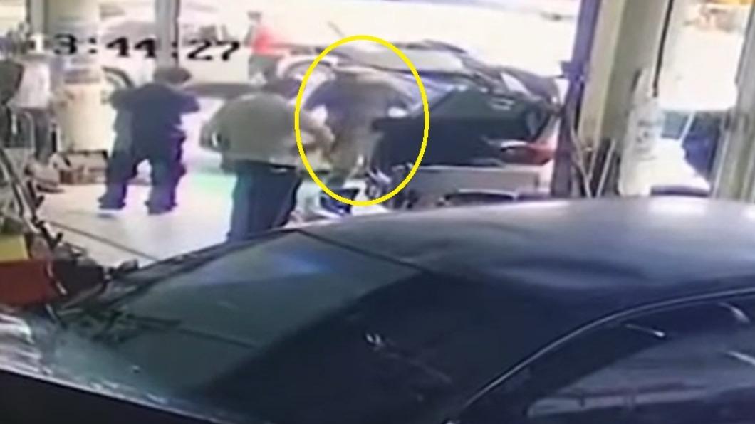 小貨車司機衝進車行理論。(圖/吳先生提供)