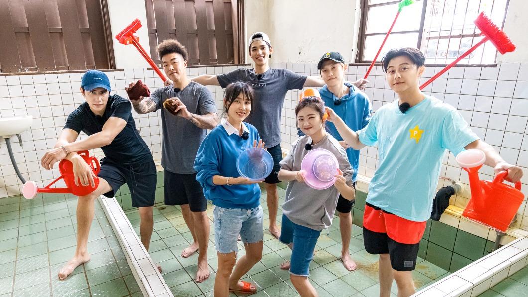 潘君侖(左起)、郭泓志、房思瑜、王品澔、晏柔中、邱宇辰、邱勝翊一起打掃泡澡池。(圖/好看娛樂提供)