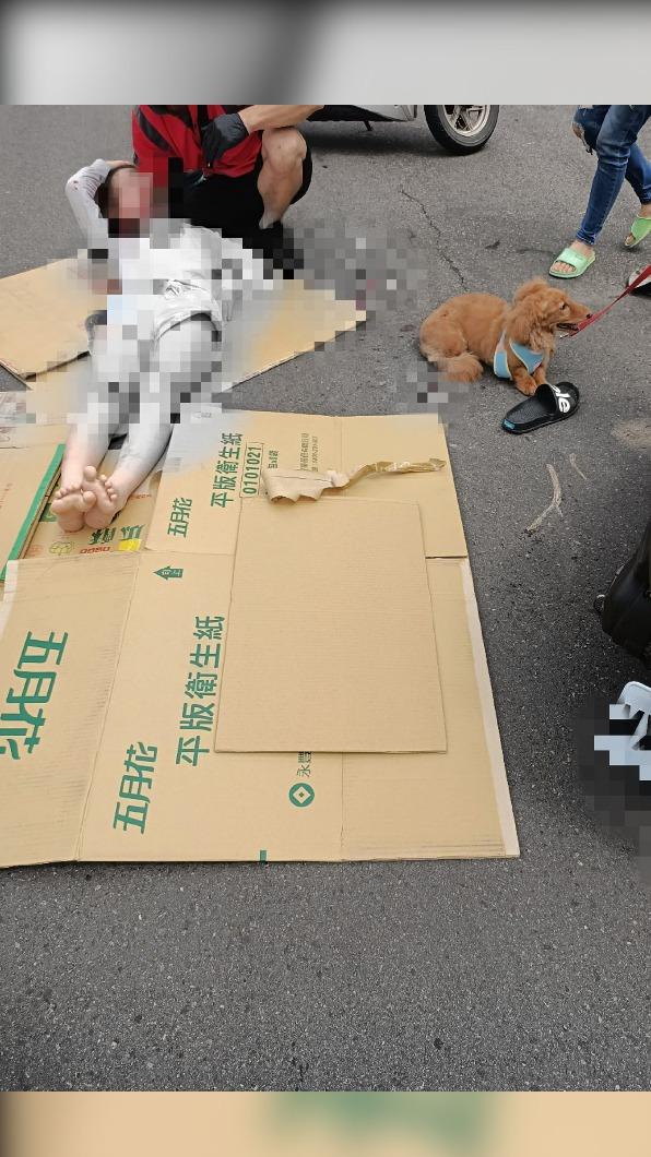 原PO主動上前將機車扶正。(圖/翻攝自爆料公社)