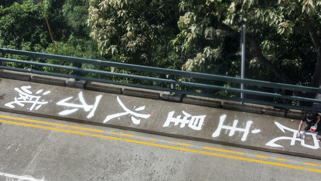 香港大學生為悼念六四事件的死難者均會去太古橋重新漆上標語。（圖／香港01提供）