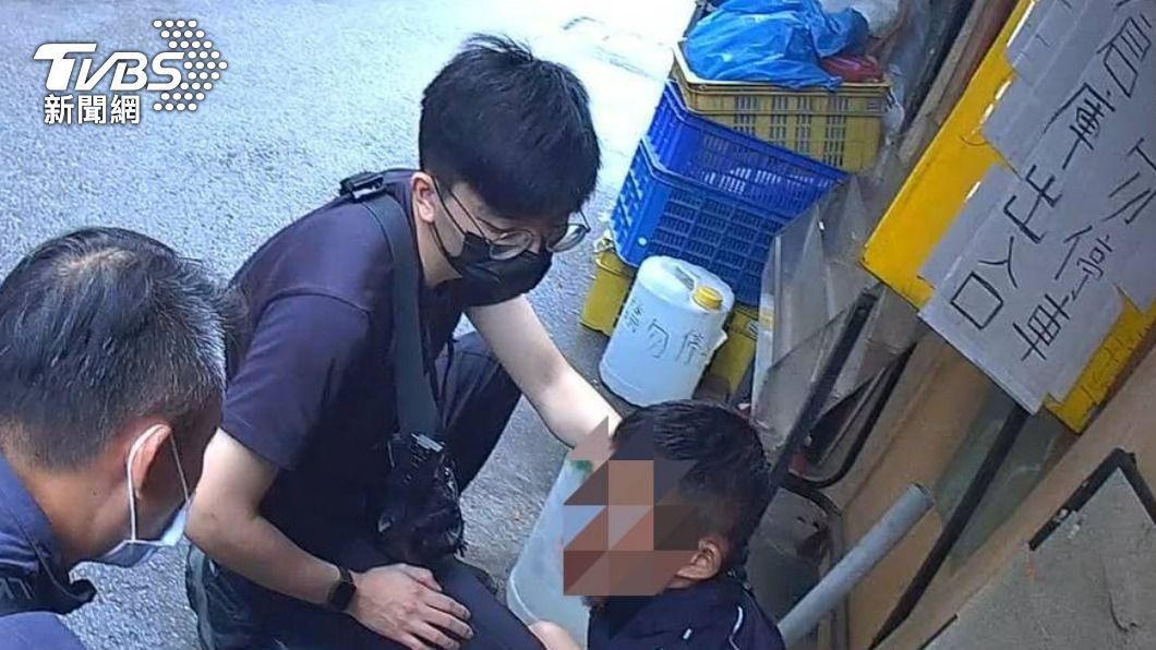 通緝犯見警上門當蜘蛛人爬下樓 落網扯:骨頭斷過怎麼可能?