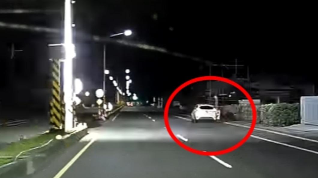 甚至為閃測速蛇行至機車道。（圖／翻攝自恆春半島公共事務討論社團）