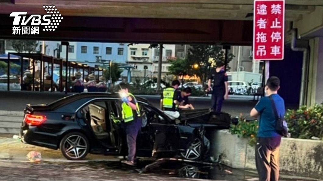 車毀人亡!男酒駕賓士載3人撞進火車站 釀2死2傷悲劇