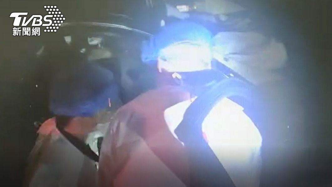 警消人員搶救當中。(圖/TVBS)