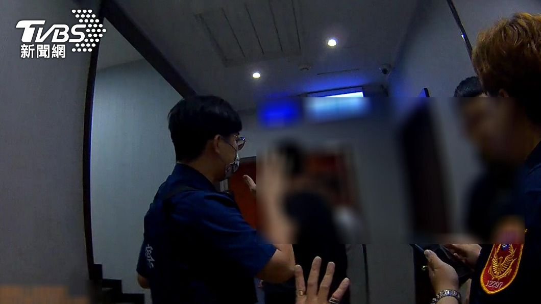 KTV內爆發酒客鬥毆，優勢警力控制現場。（圖／TVBS）
