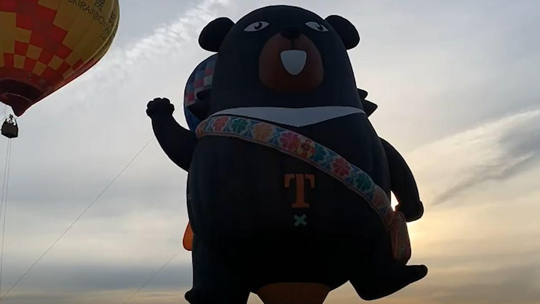 台灣黑熊的熱氣球吸引許多民眾拍照。(圖/TVBS)