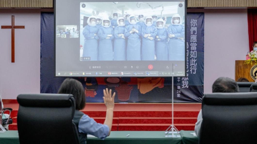 蔡英文以視訊方式替第一線醫護加油打氣。（圖／總統府提供）