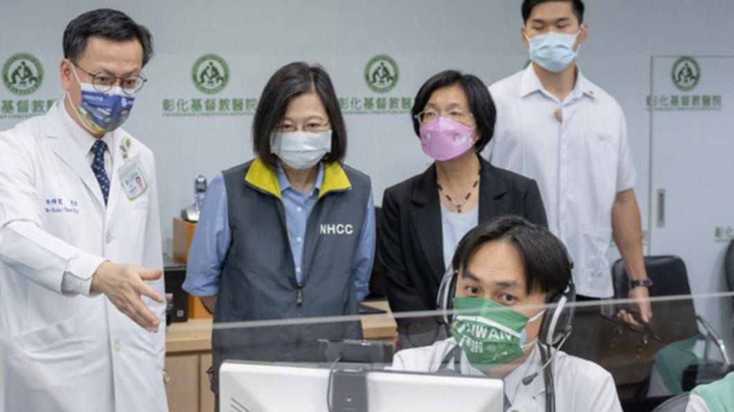 蔡英文視察彰基醫院 疫情示警:「近期可能會達到高峰」