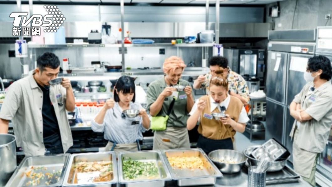 製作大份量的餐點讓「老屋」的員工大喊吃不消。（圖／TVBS）