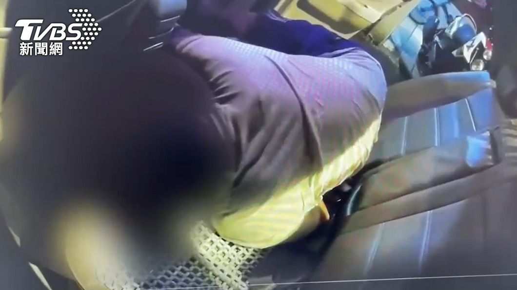 搭車途中突然抽蓄、昏迷 通緝犯裝病搭霸王車遭警一眼識破