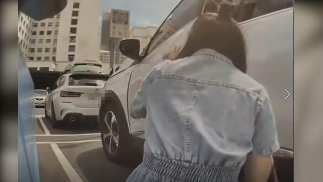 女子卻只顧自己的車。(圖/翻攝自爆怨公社)