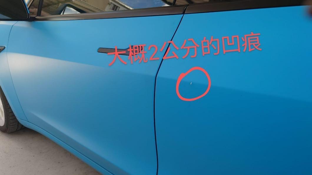 傷痕雖不大仍顯眼。(圖/翻攝自爆怨公社)