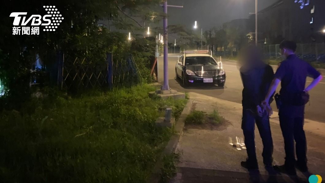 警方昨日埋伏逮捕犯下連續竊案的陳姓男子。(圖/TVBS)