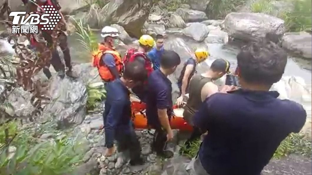 獨自游向深處!東華大學9生闖花蓮翡翠谷戲水 1男溺水命危