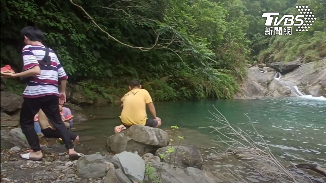 陳男獨自一人游向深處回不來。(圖/TVBS)