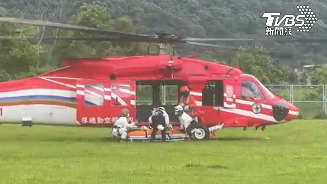 由直升機吊回平地,送往醫院急救。(圖/TVBS)