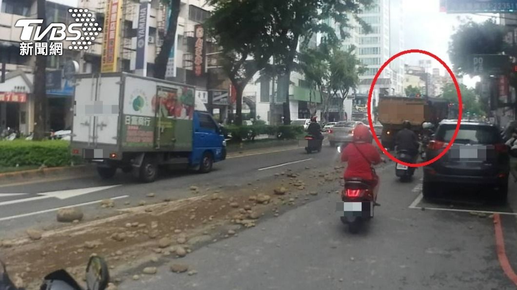 開罰三千起跳！大車沿路掉整片砂石　後方多車衰被擊中