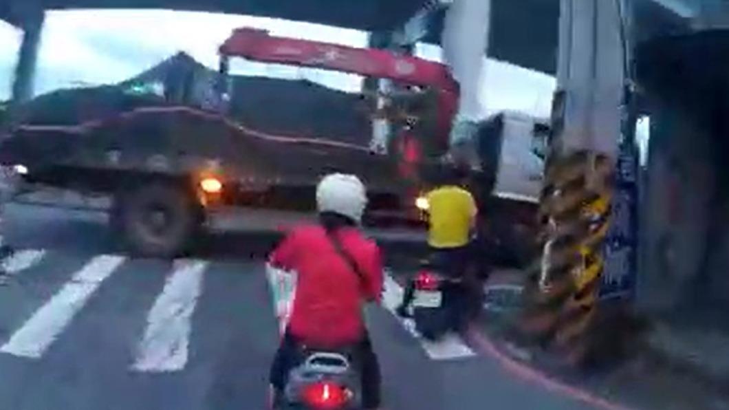 太誇張！　吊車駕駛臨停買檳榔　超長車身直接擋住1車道