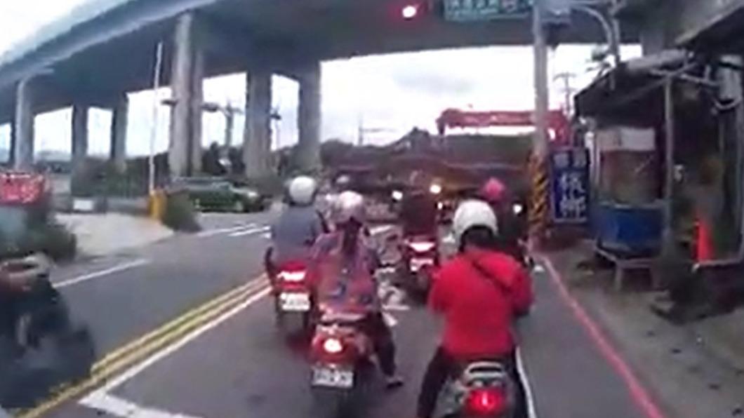 吊車駕駛疑似為了買檳榔,直接違停擋道。(圖/翻攝我是五股人)