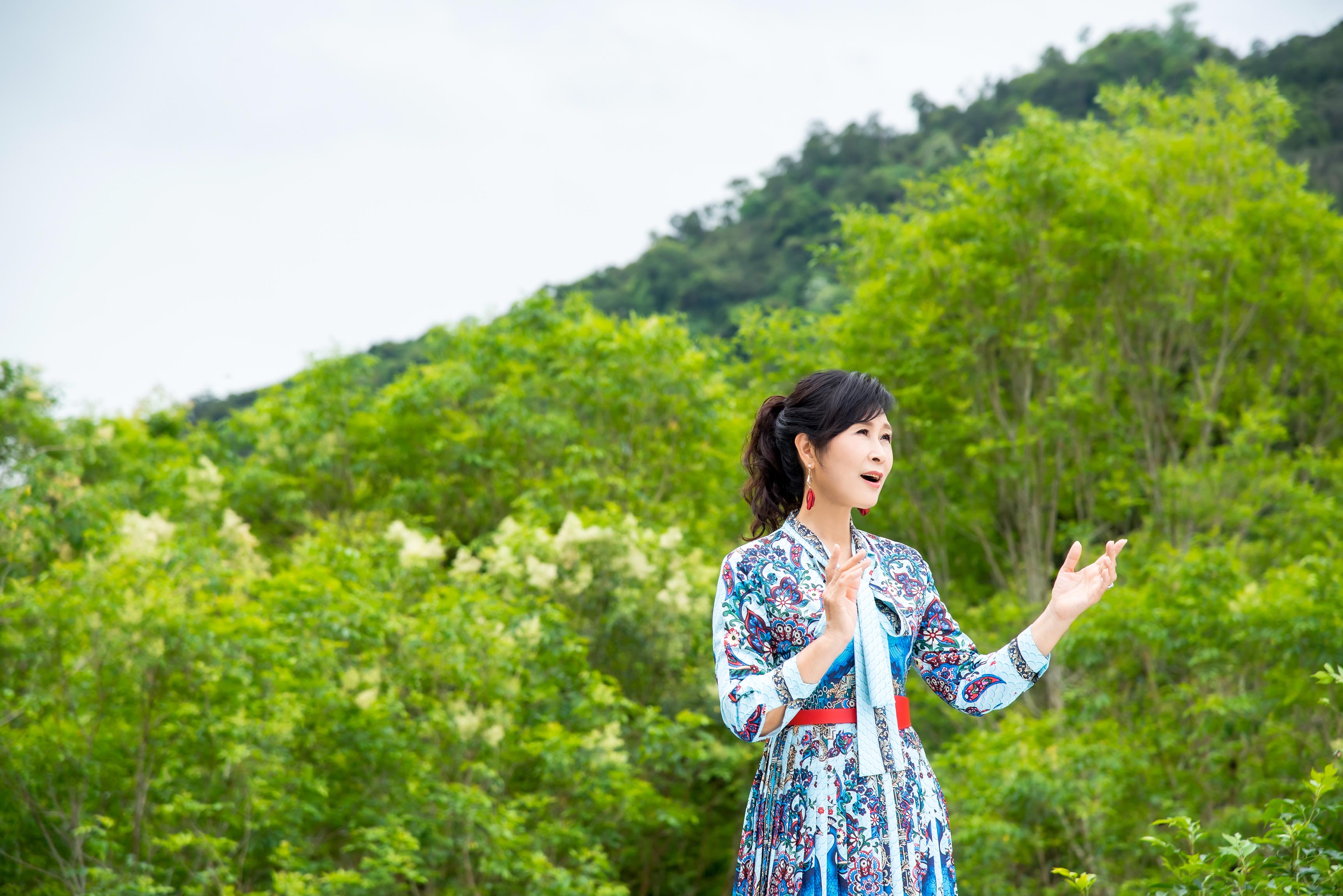 伍珈慧從小務農，笑說常流汗是凍齡妙方。（圖／音圓唱片提供）