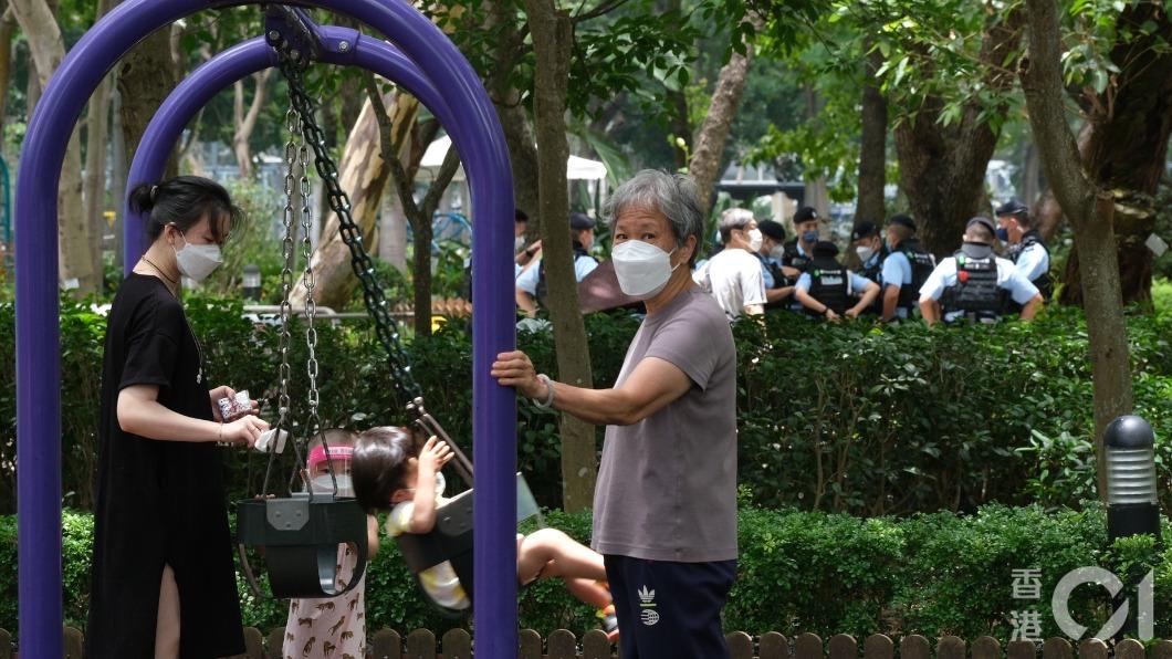 公園的出入口,以及暫時仍有開放的設施位置,均有警員駐守。(圖/香港01提供)