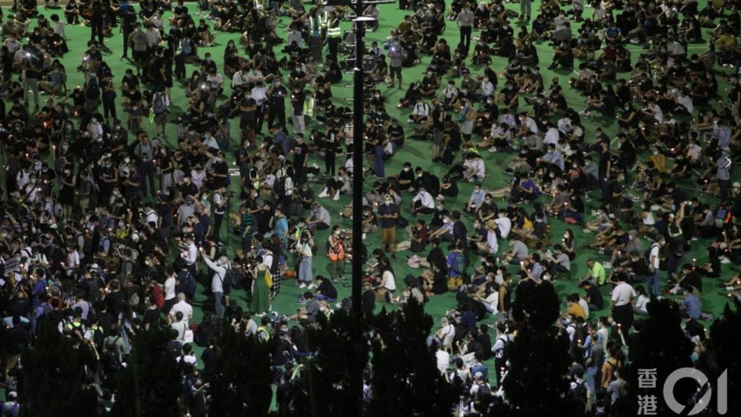 2020年6月4日,警方禁止支聯會六四晚會,仍有大批香港市民到維園足球場悼念。(資料照/香港01提供)