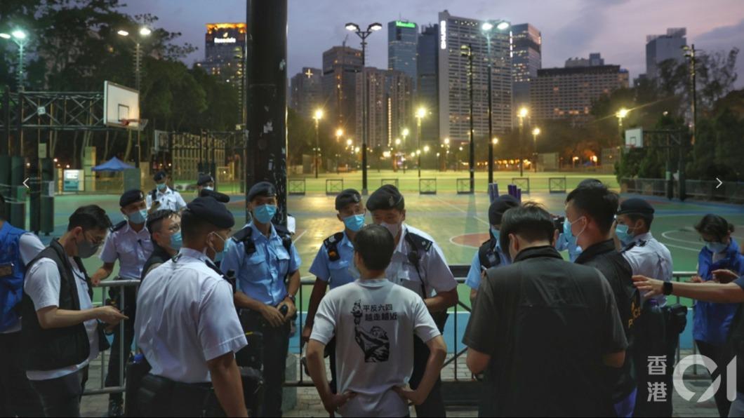 2021年,警方以鐵馬陣圍封維園足球場,維園內人潮及燭海亦「清零」。(資料照/香港01提供)