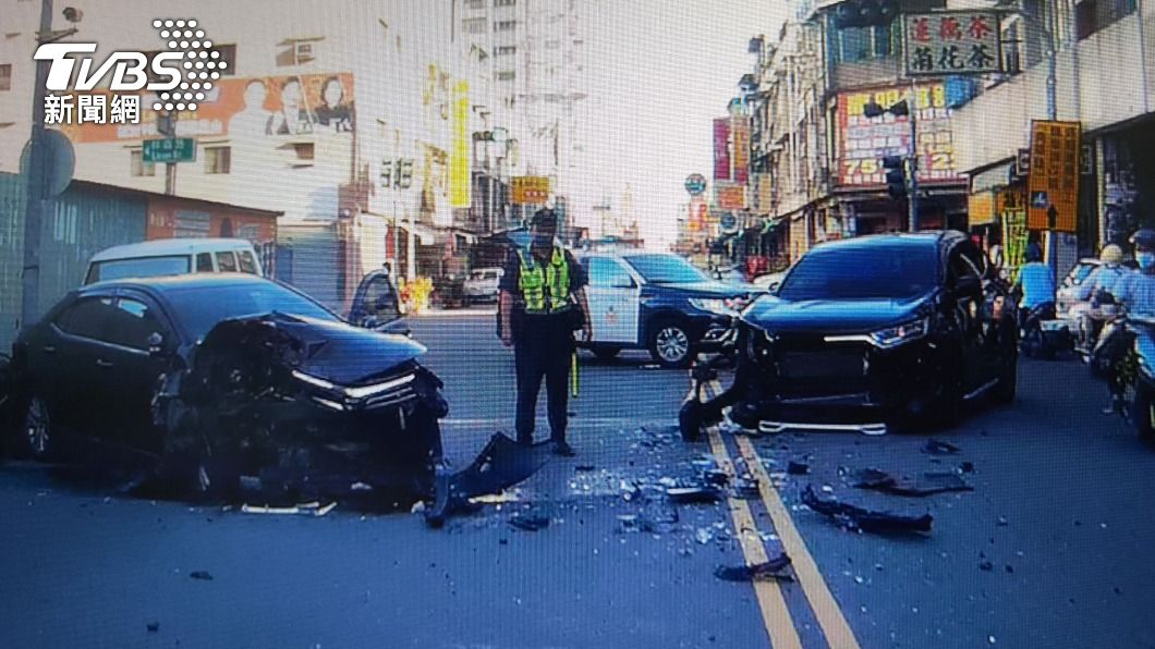 鳳山轎車對撞!逆向男疑毒駕恍神 警一查他揹2條通緝案