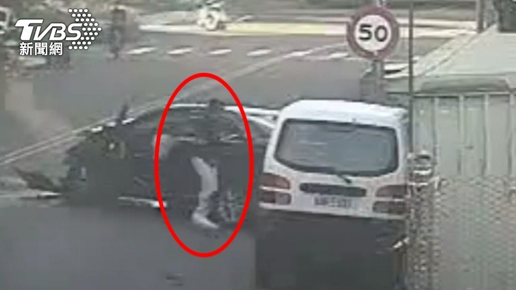 蔡男下車走到路邊。(圖/TVBS)