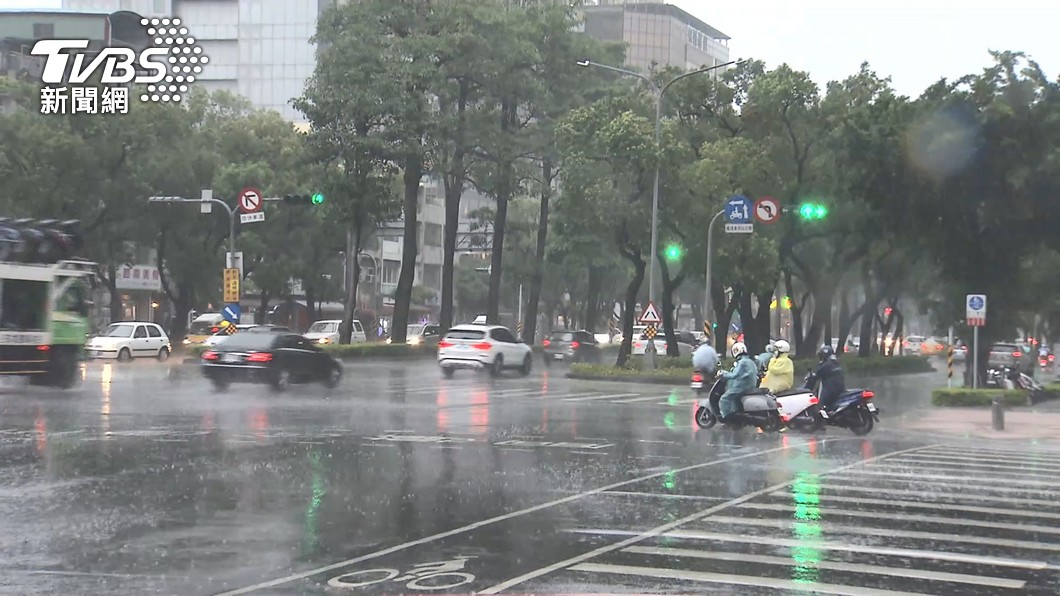 當心雷擊強風！16縣市豪、大雨特報　北部低溫探20度