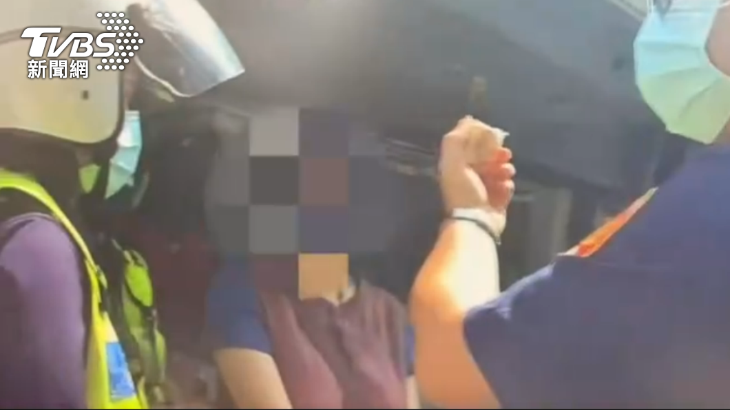 女賊偸糕餅又摸走刮刮樂被逮 嗆警:囂張! 警:妳更囂張!