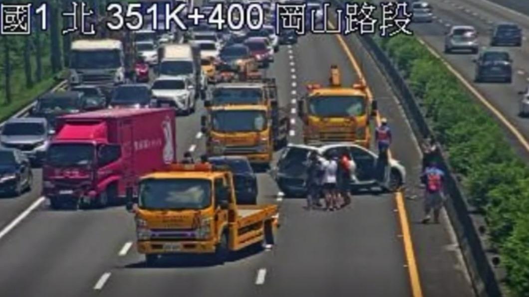 國一岡山段3車事故!剩路肩能走 一度堵到「道路封閉」