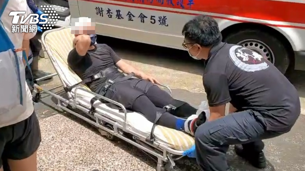 男子被送往醫院救治。（圖／TVBS）