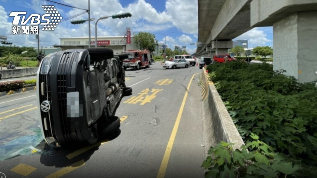 台南救護車趕往OHCA現場遭撞 車翻路中央、3人傷