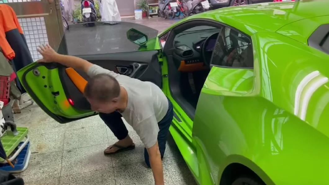 最後乾脆用半跪半爬的方式離開車內。(圖/翻攝自爆廢公社 臉書)