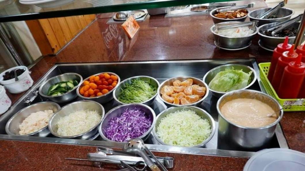 這家牛排館吃到飽只要220元。（圖／貓大爺部落格提供）