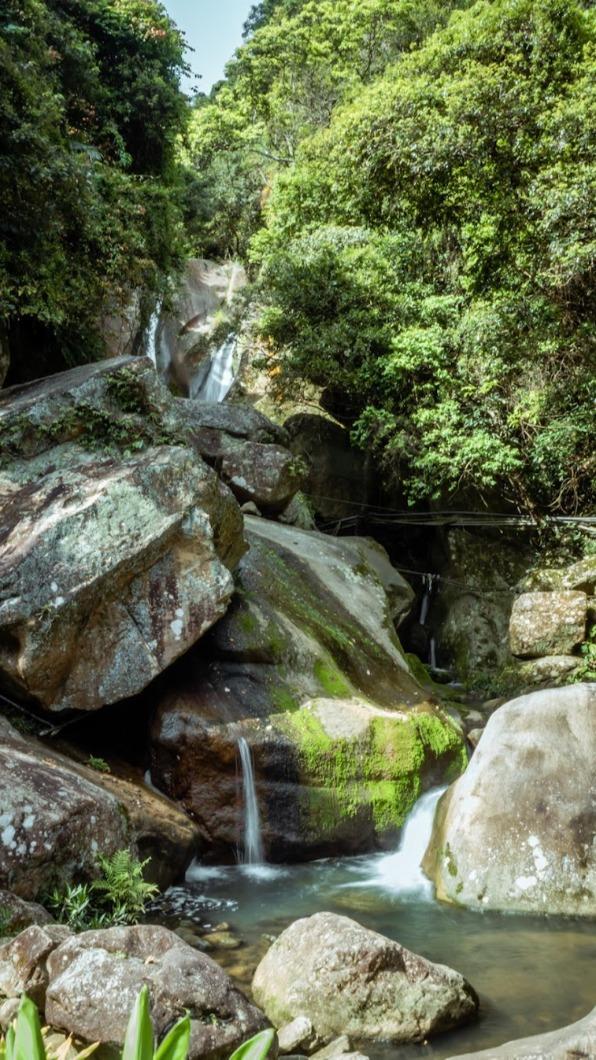 除了美景外,還有巨岩瀑布。(圖/是艾思,不是火拳。提供)