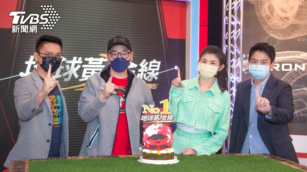 主持人蘇宗怡(左3)與黃金試車組陳奕宏(左1起)、Michael及黃振源。(圖/TVBS)