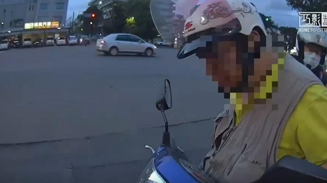 警方於鳥松區將其攔下。(圖/TVBS)