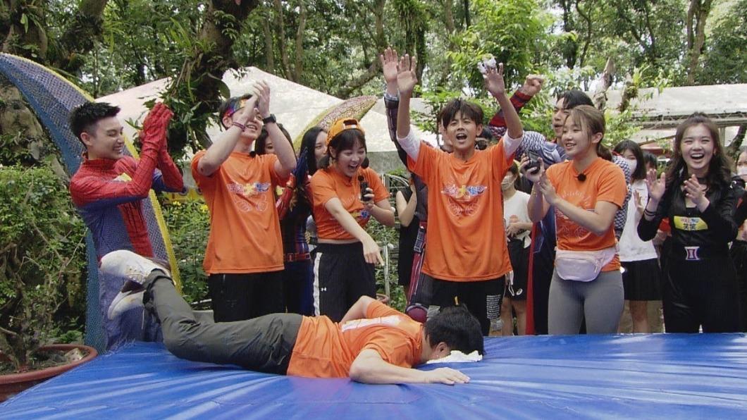 胡瓜(前)的臉剛好對準刮鬍泡。(圖/民視提供)