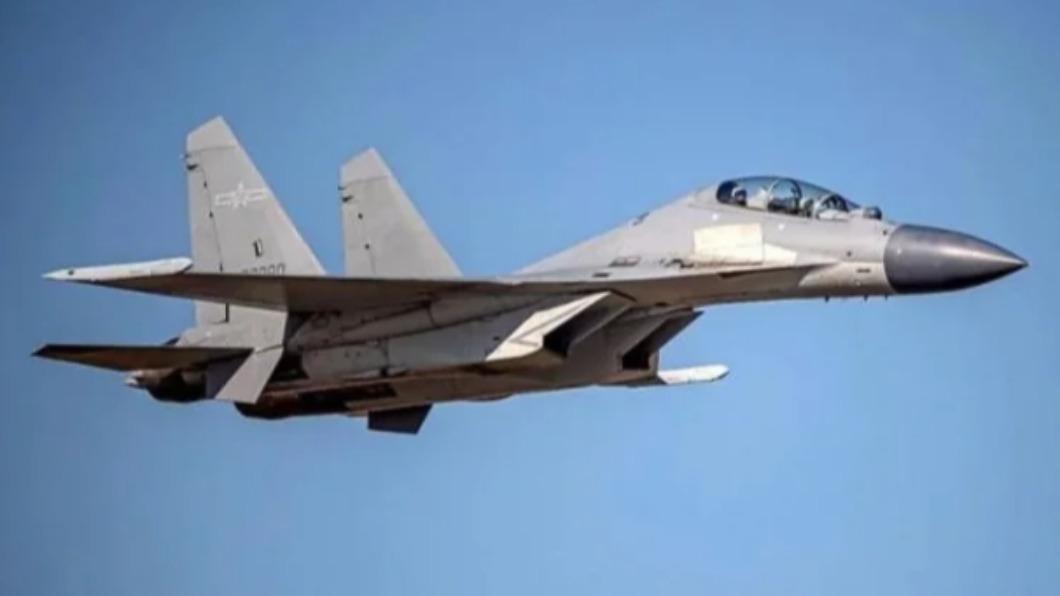 解放軍殲16戰機日前在南海上空攔截一架澳洲反潛巡邏機。(圖/翻攝自新華網)