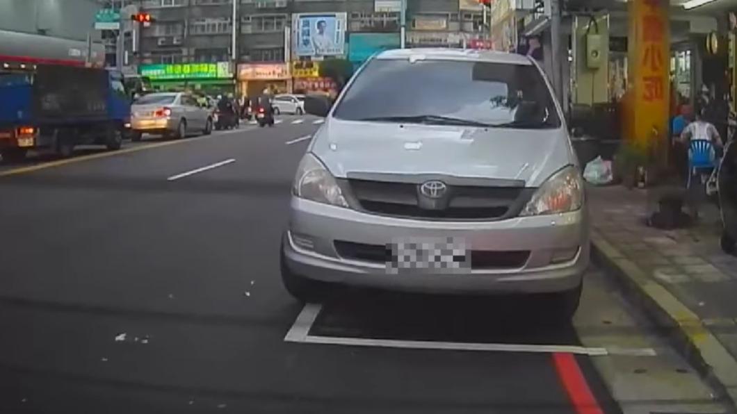 廂型車停進路邊停車格。（圖／翻攝自爆廢公社 臉書）