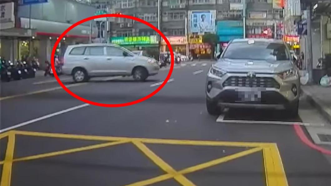 等停車格殺出程咬金！他「跨雙黃線迴轉」搶位　兩台車都吃罰單