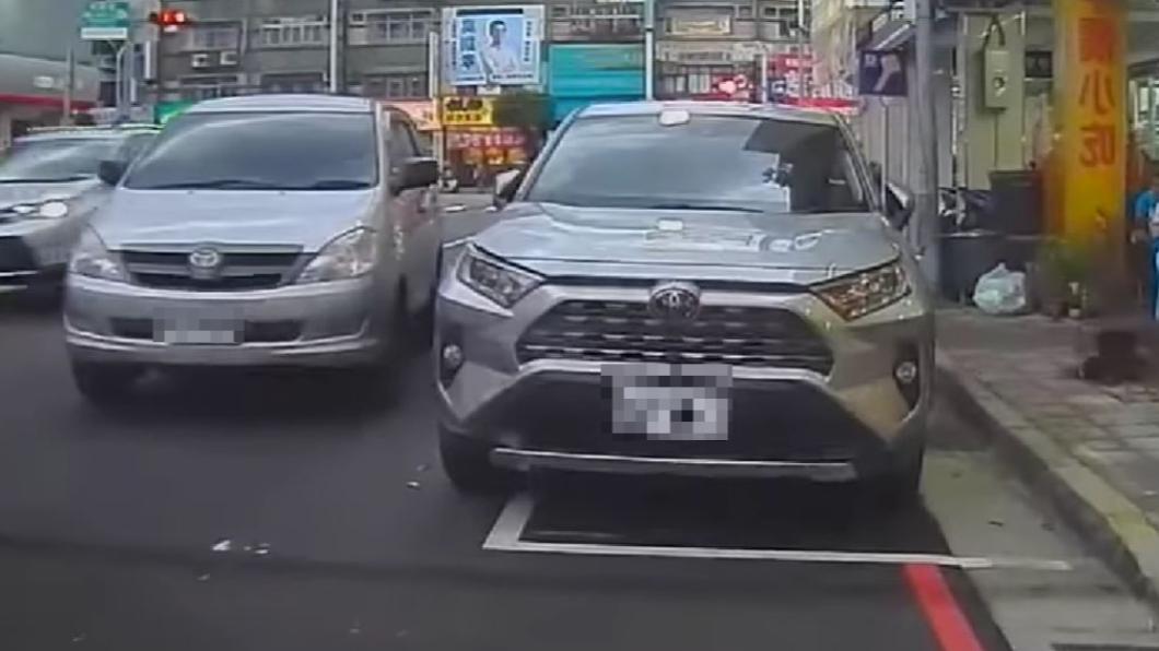 廂型車並排停在休旅車旁。（圖／翻攝自爆廢公社 臉書）