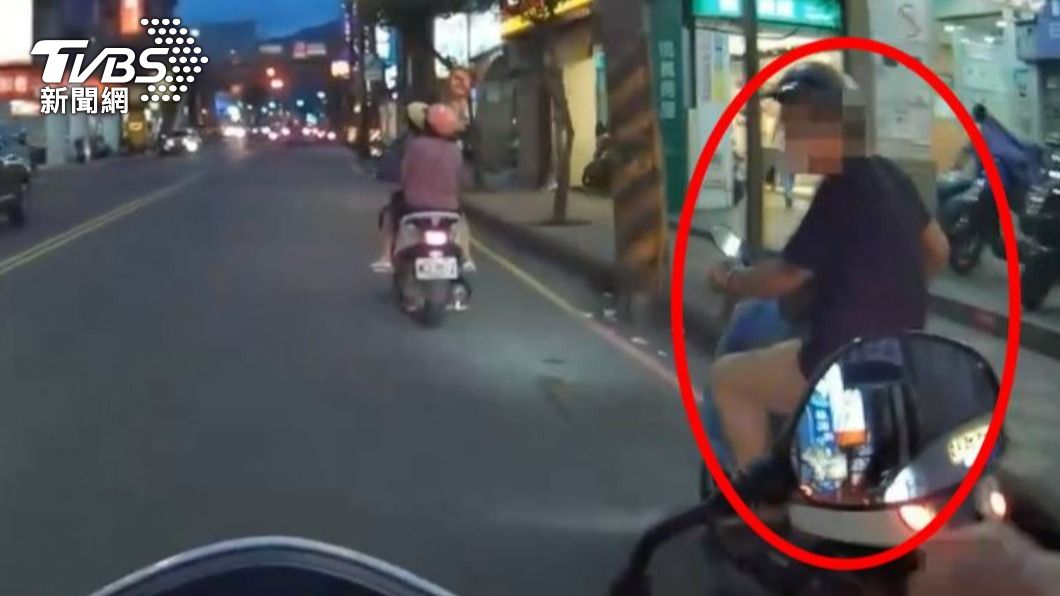 敗給自己!騎士轉彎沒打燈遭警攔 盤查想跑菸盒搜出毒