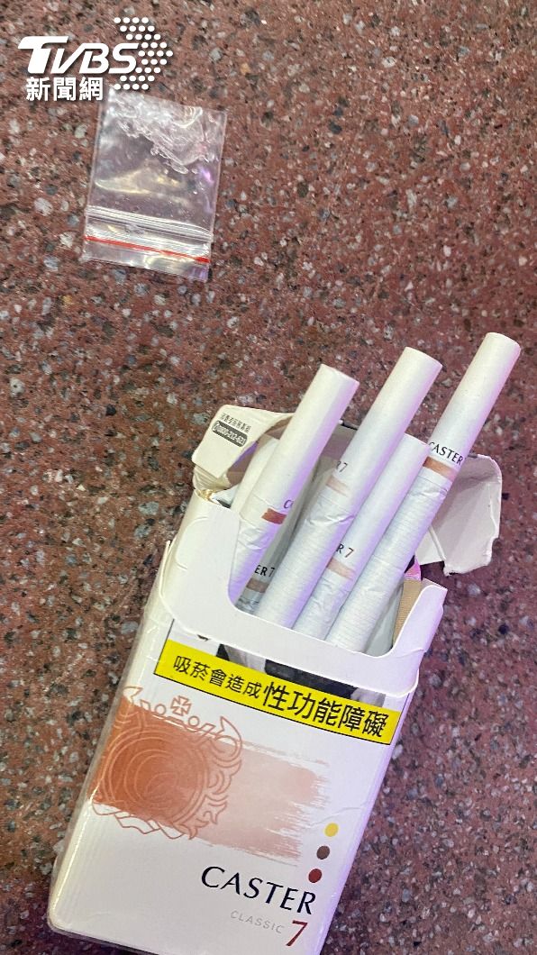 香菸盒內藏有毒品安非他命。(圖/TVBS)