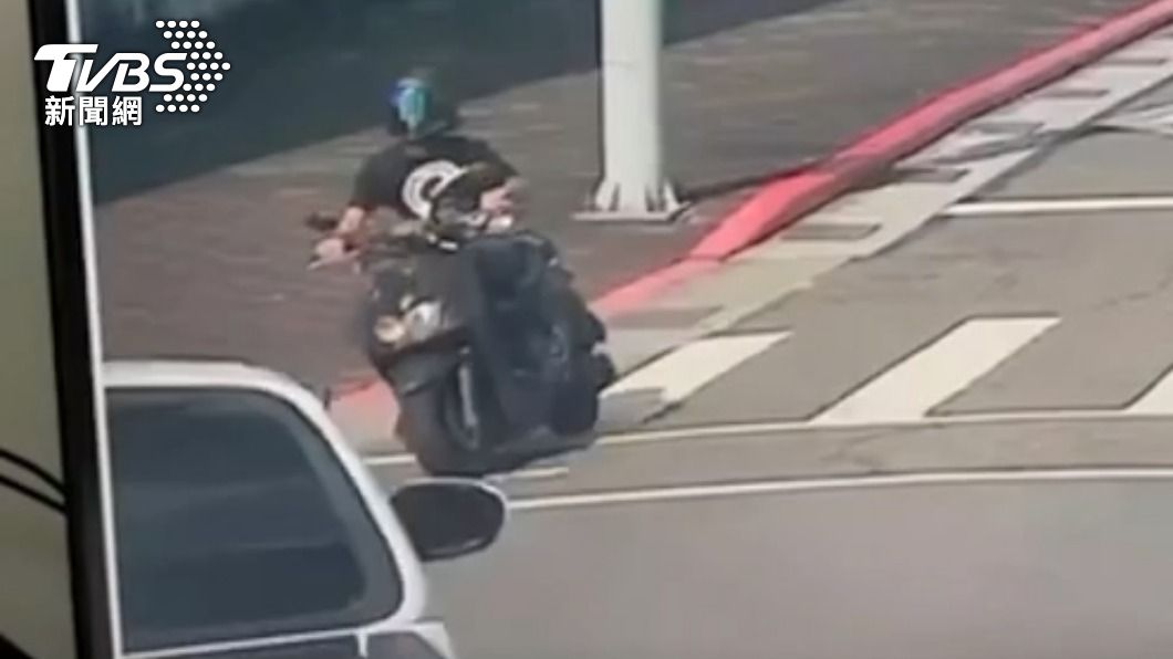 南港車站旁嚴重車禍!汽機車碰撞 騎士當場失去呼吸心跳