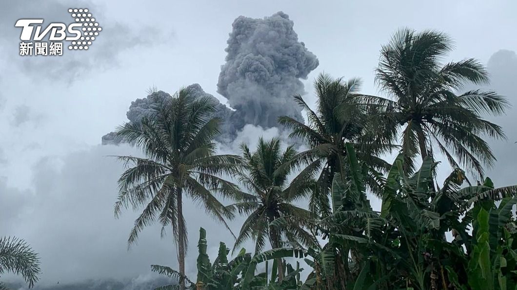 火山灰雲直衝天際!菲律賓呂宋島火山噴發 警戒等級提升
